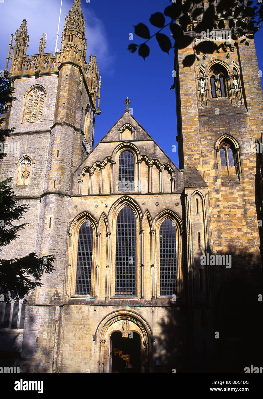 Llandaff Kathedrale Westfassade Jasper Tower und Prichard Spire Cardiff South Wales UK Stockfoto