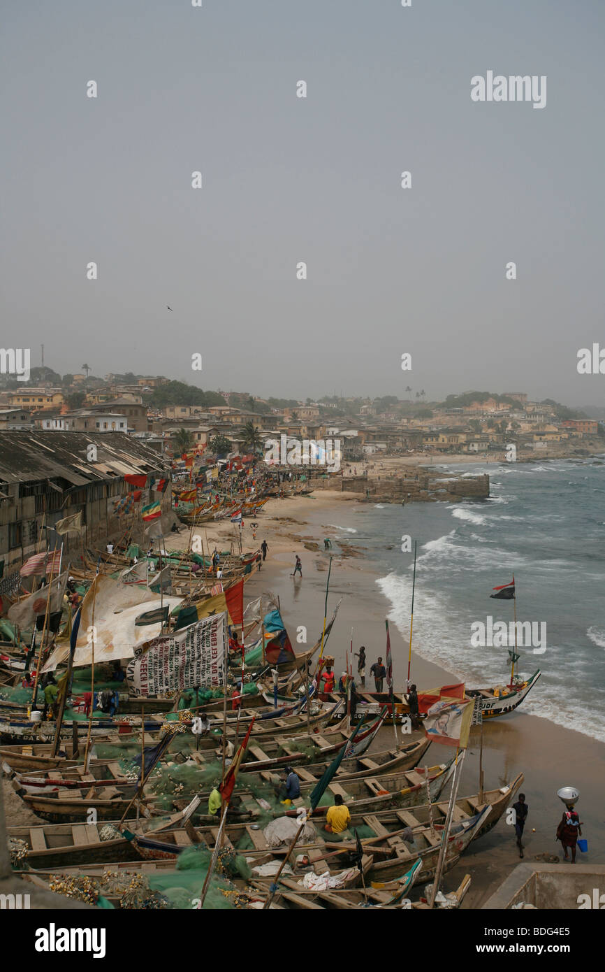 Beschäftigt Angeln Strand knapp Cape Coast Castle. Cape Coast. Ghana. West-Afrika. Stockfoto