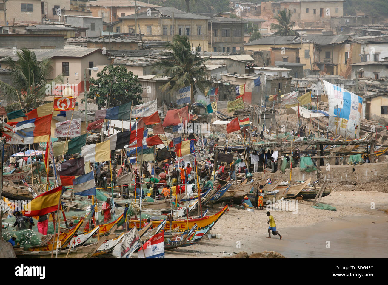 Beschäftigt Angeln Strand knapp Cape Coast Castle. Cape Coast. Ghana. West-Afrika. Stockfoto