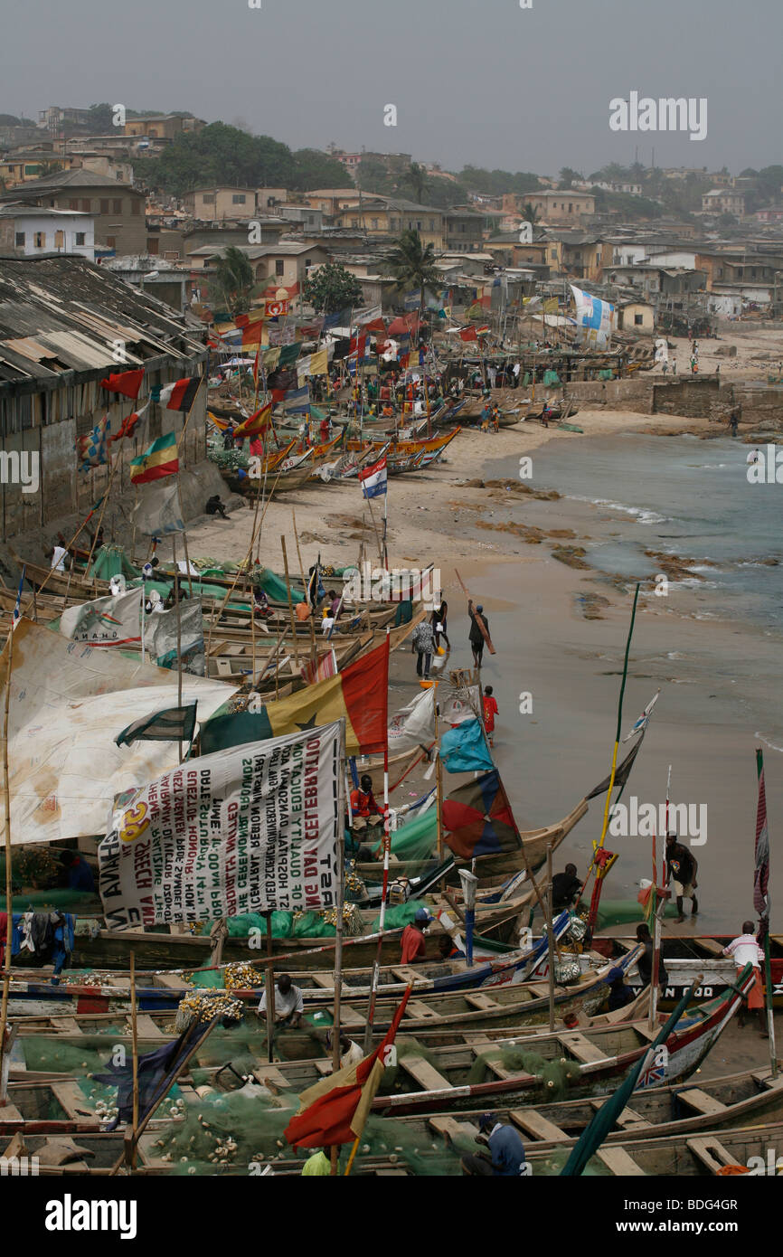 Beschäftigt Angeln Strand knapp Cape Coast Castle. Cape Coast. Ghana. West-Afrika. Stockfoto