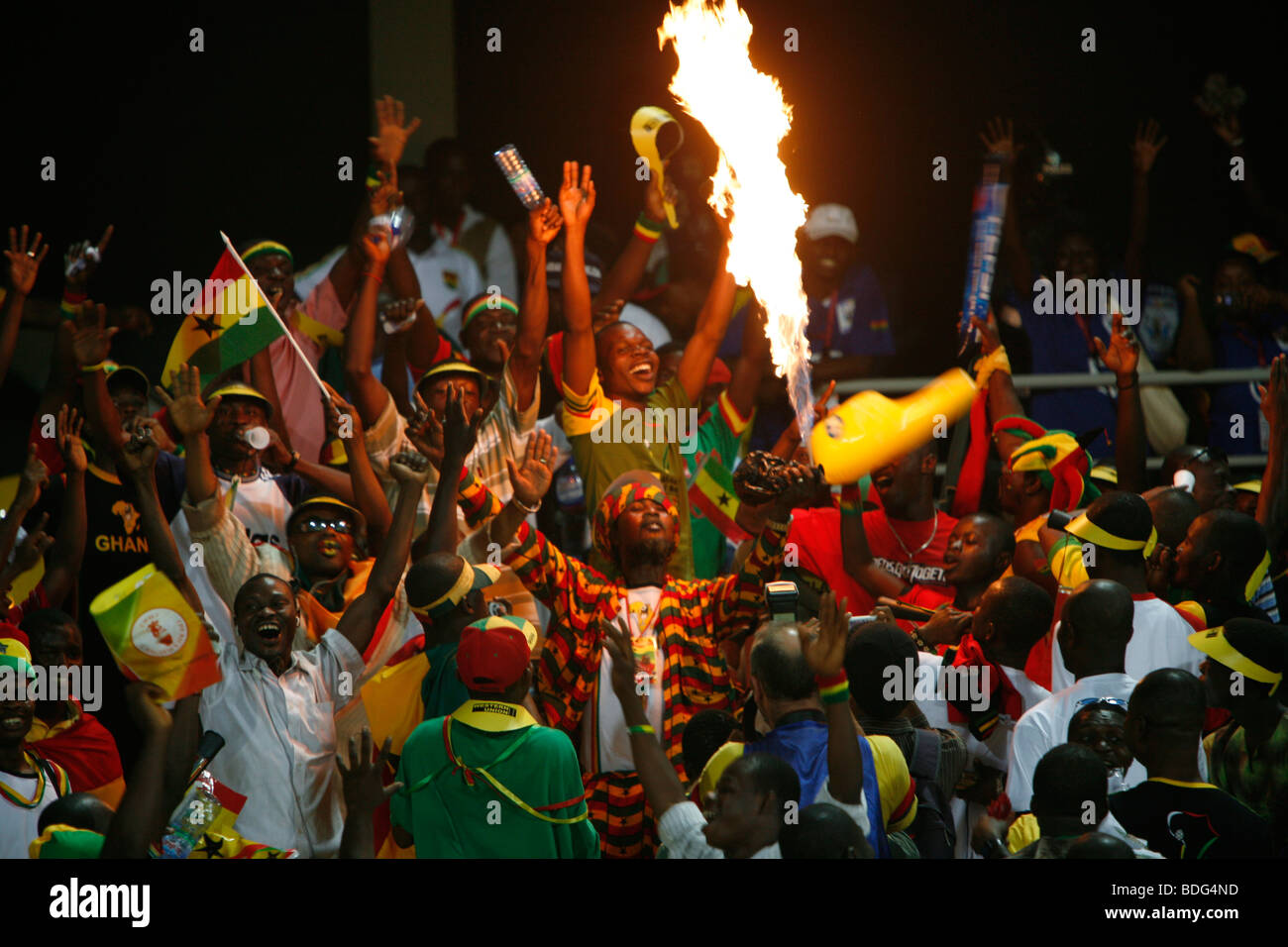 Fans feiern Ghana, Sieg über Marokko mit einer riesigen Party außerhalb des Stadions.  African Cup of Nations 2008. Accra. Ghana Stockfoto