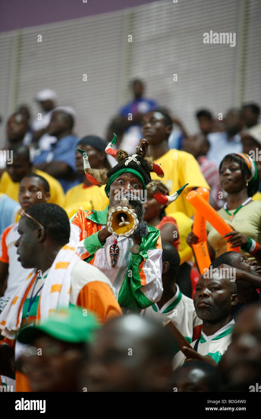 Côte d ' Ivoire-Fans in Trommeln Band. Côte d ' Ivoire V Mali. African Cup of Nations 2008. Ohene Djan Stadium. Accra. Ghana. Afrika Stockfoto
