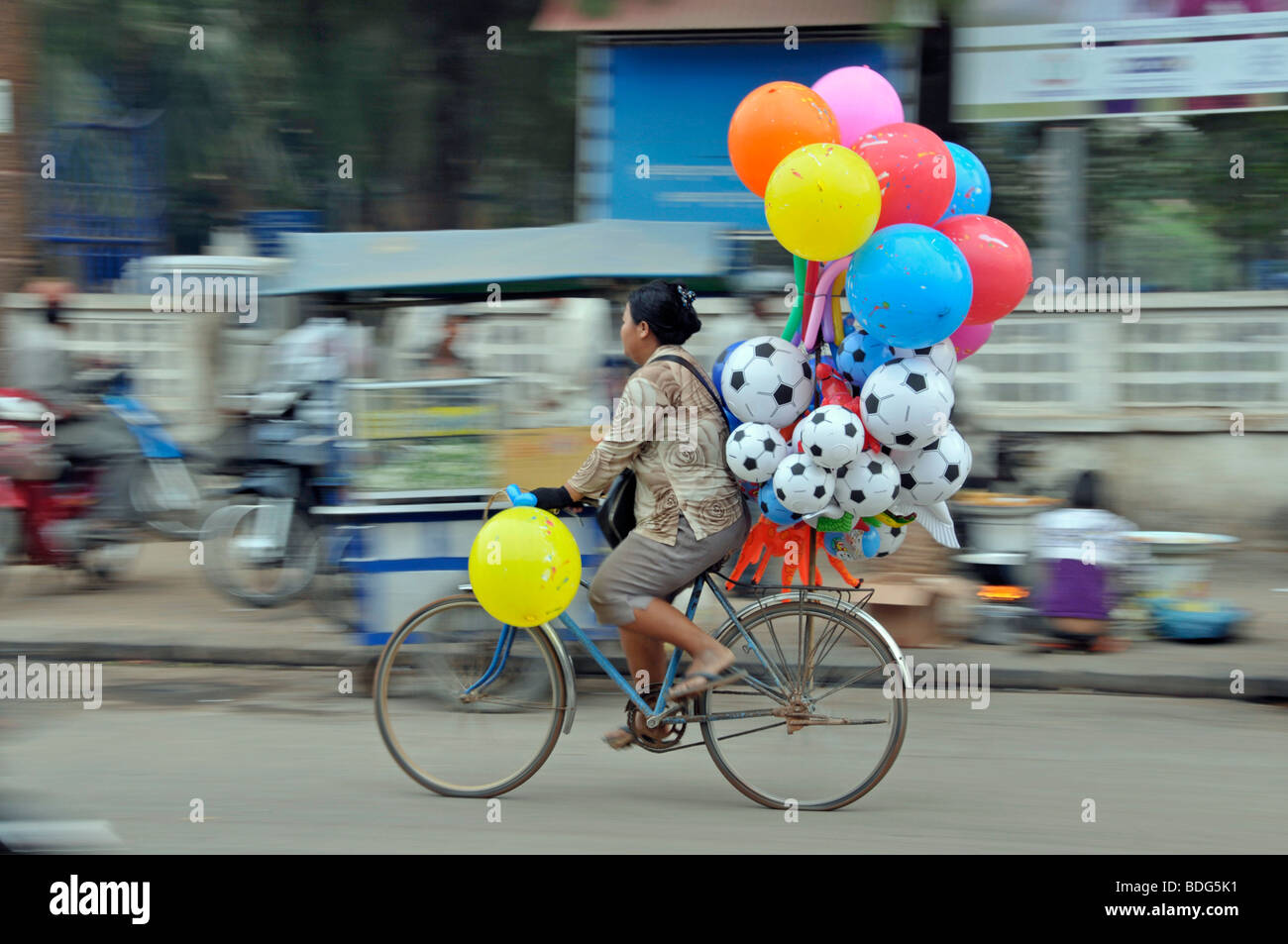 Ballon-Verkäufer auf einem Fahrrad, Kambodscha, Asien Stockfoto