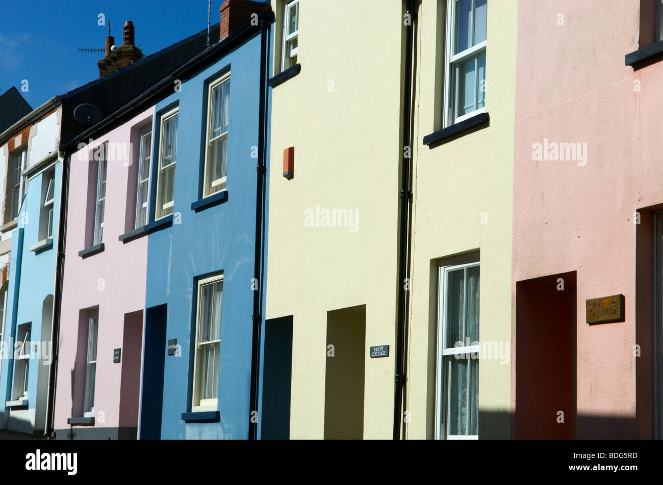 Eine Reihe von bunten Häusern in Tenby, Pembrokeshire, Wales. Stockfoto