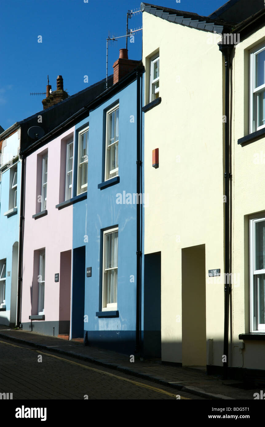 Eine Reihe von bunten Häusern in Tenby, Pembrokeshire, Wales. Stockfoto