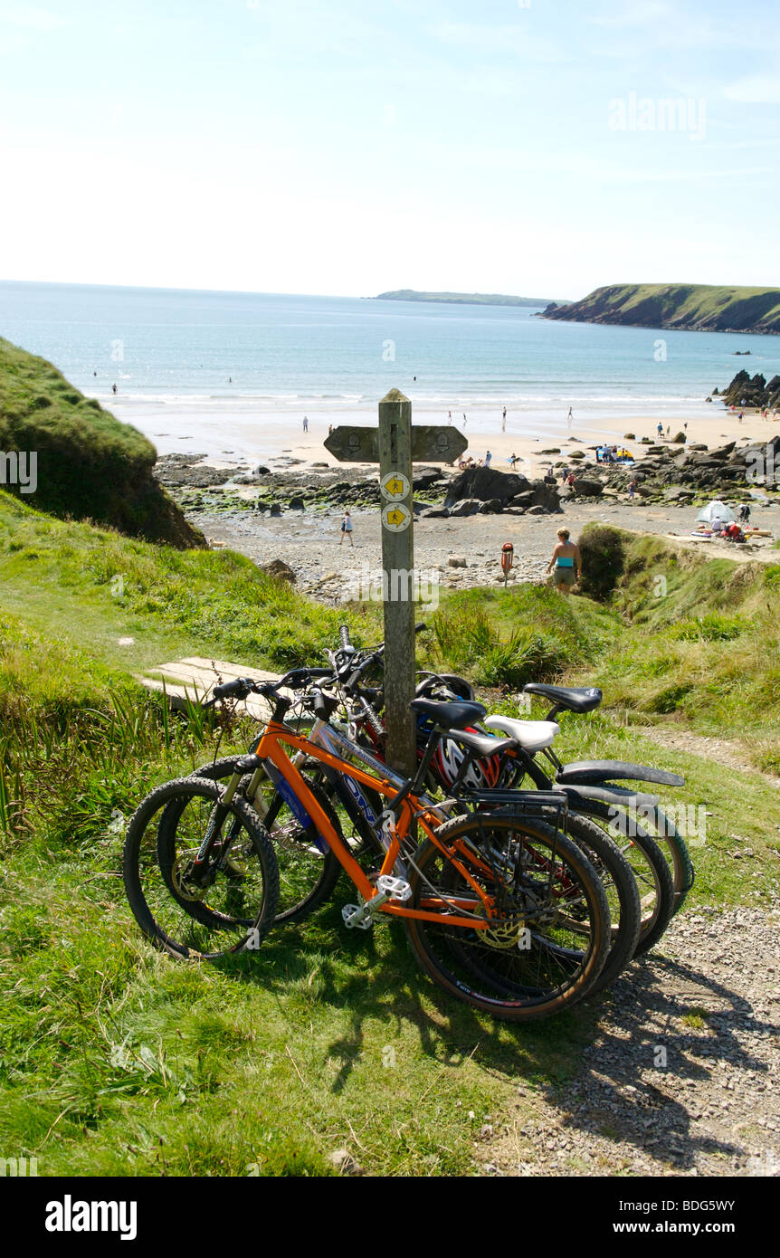 Fahrräder geparkt auf dem Pembrokeshire Küstenpfad Marloes Sands. Stockfoto