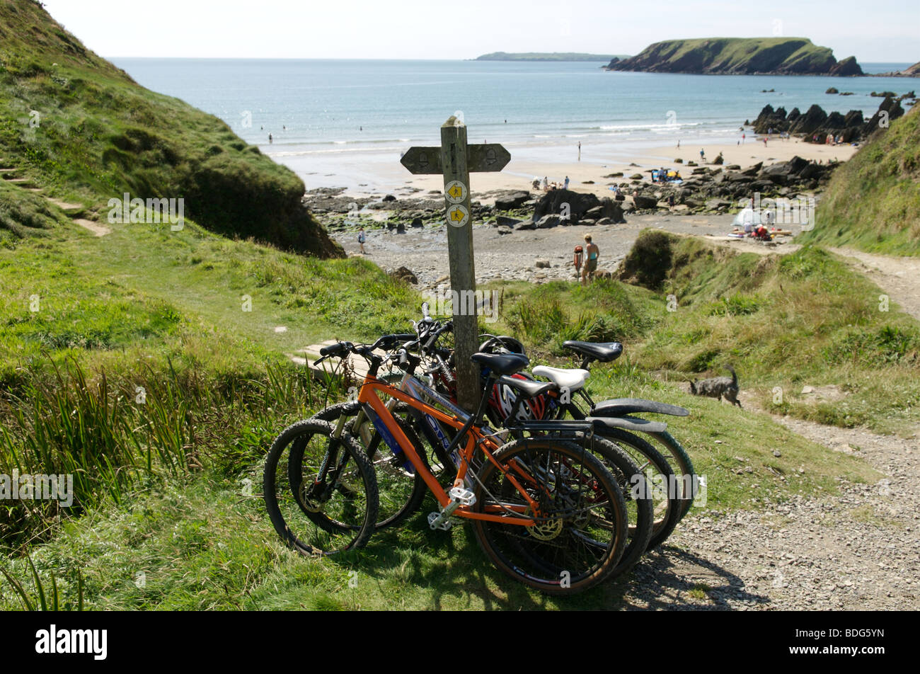 Fahrräder geparkt auf dem Pembrokeshire Küstenweg Marloes Sands Beach. Stockfoto