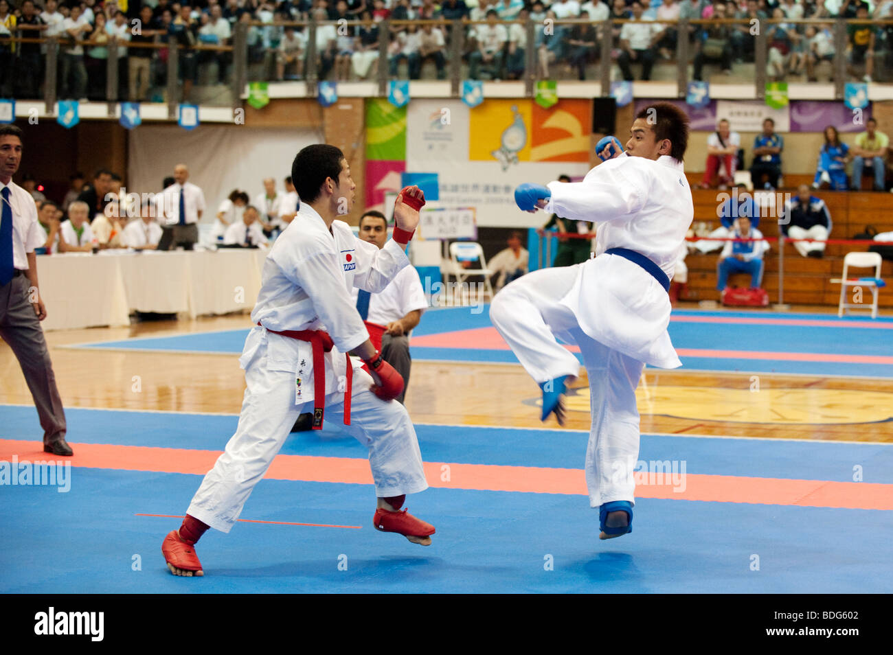 Shinji Nagaki Japans (links) kämpfen Chia-Cheng Hung der Chinese Taipei (rechts) im Karate Kumite Spiel, World Games 2009 Stockfoto