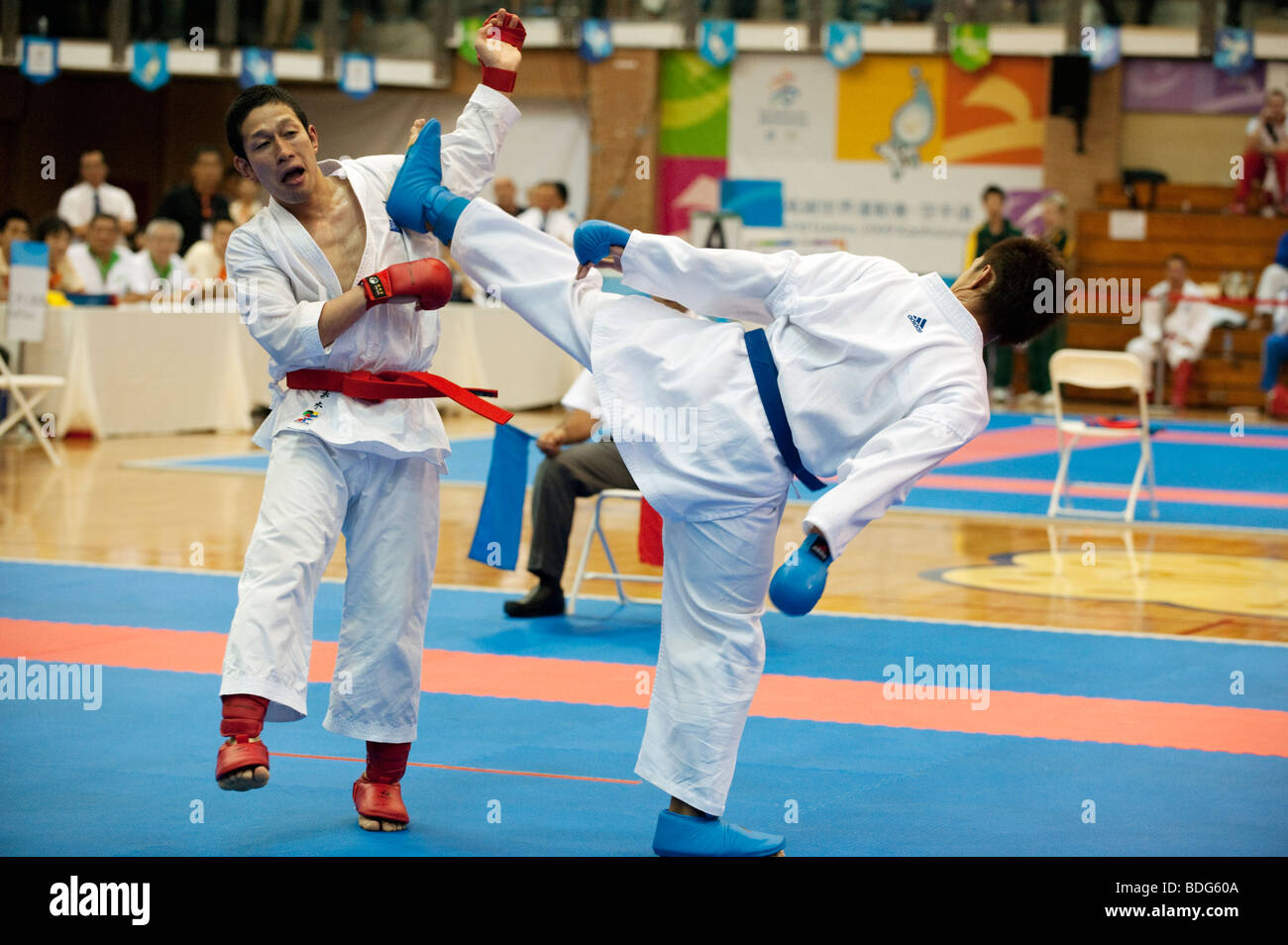 Shinji Nagaki Japans (links) kämpfen Chia-Cheng Hung der Chinese Taipei (rechts) im Karate Kumite Spiel, World Games 2009 Stockfoto