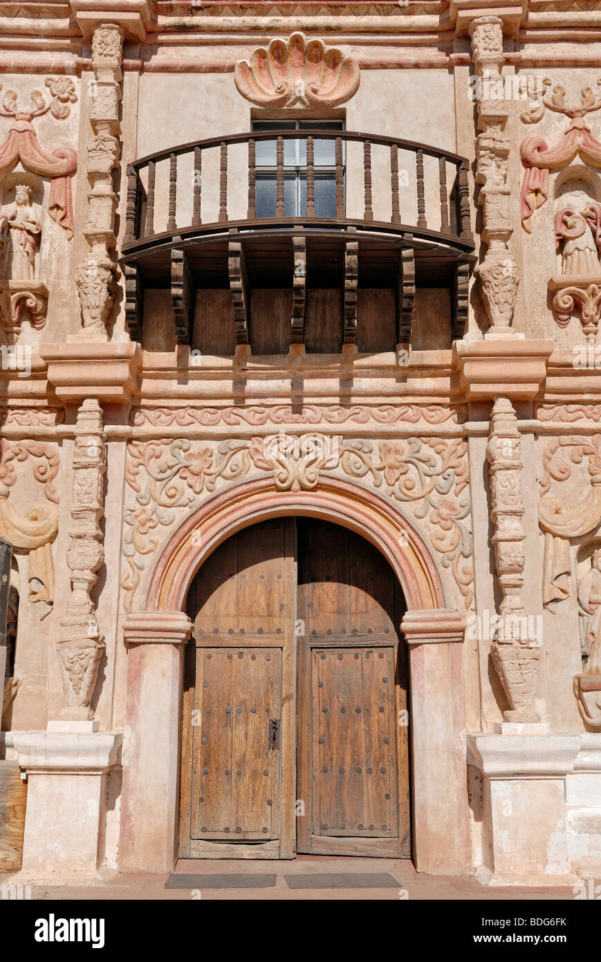 Barocker Sandstein-Portal mit Balkon, Mission San Xavier del Bac, auch bekannt als "weiße Taube der Wüste", südlich von Tucson, A Stockfoto