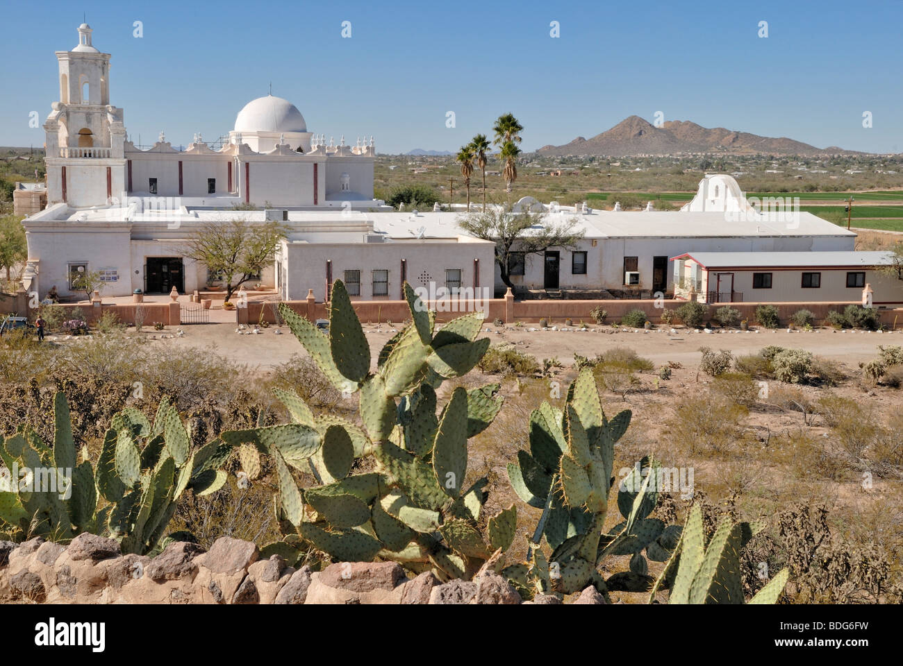 Mission San Xavier del Bac, auch bekannt als "weiße Taube der Wüste", südlich von Tucson, Arizona, USA Stockfoto