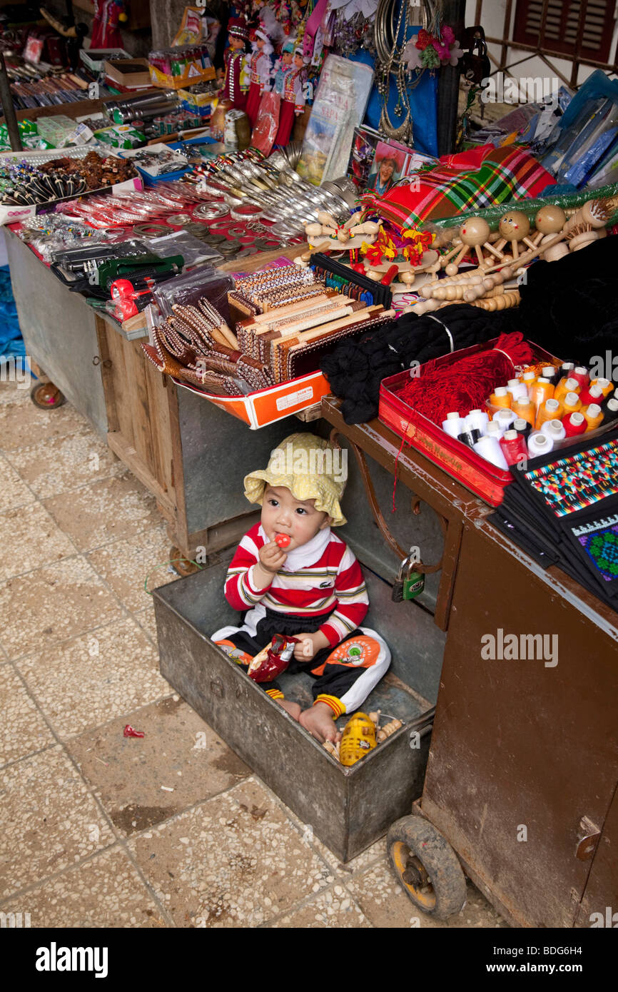 Ein vietnamesisches Kind wartet auf dem Markt dort Eltern Arbeit Stockfoto