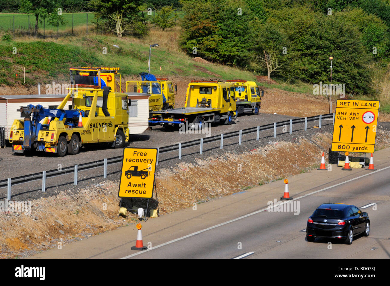 M25 Autobahn Baustellen frei Erholung Aufschlüsselung Besatzungen während der Verbreiterung der Fahrbahn Stockfoto