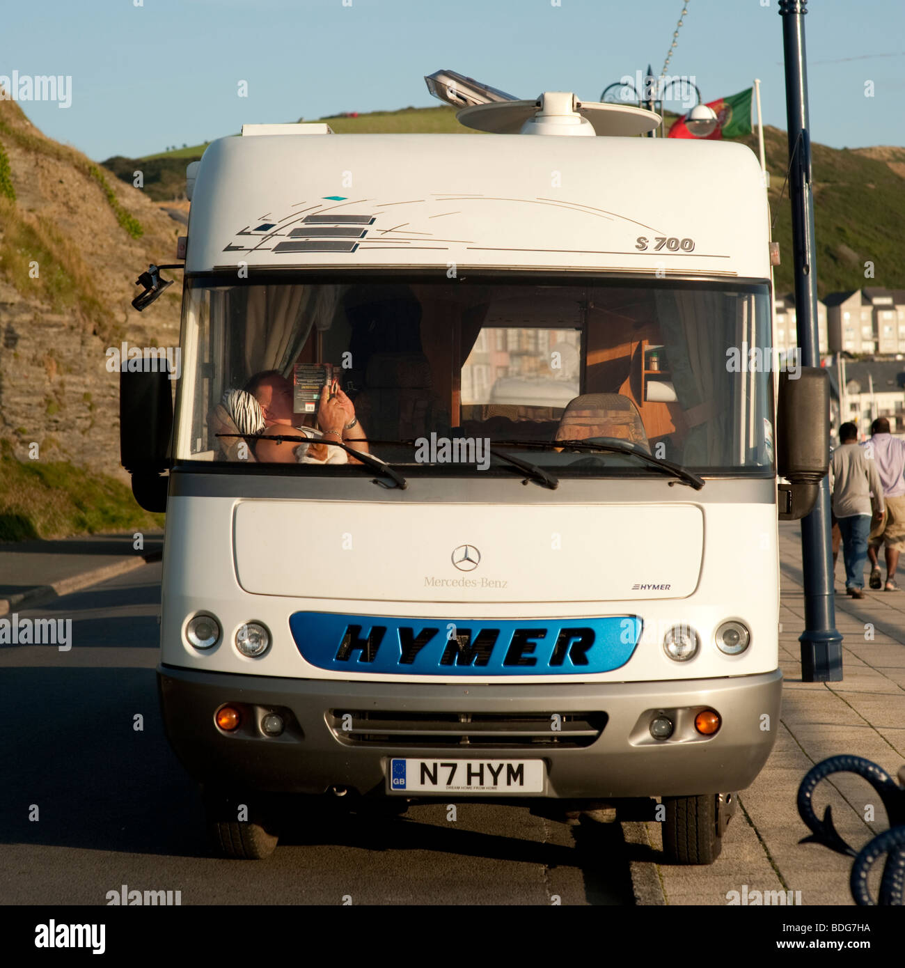 Touristen, die ein Buch in seinem Mercedes Benz Wohnmobil Hymer S700 Stockfoto