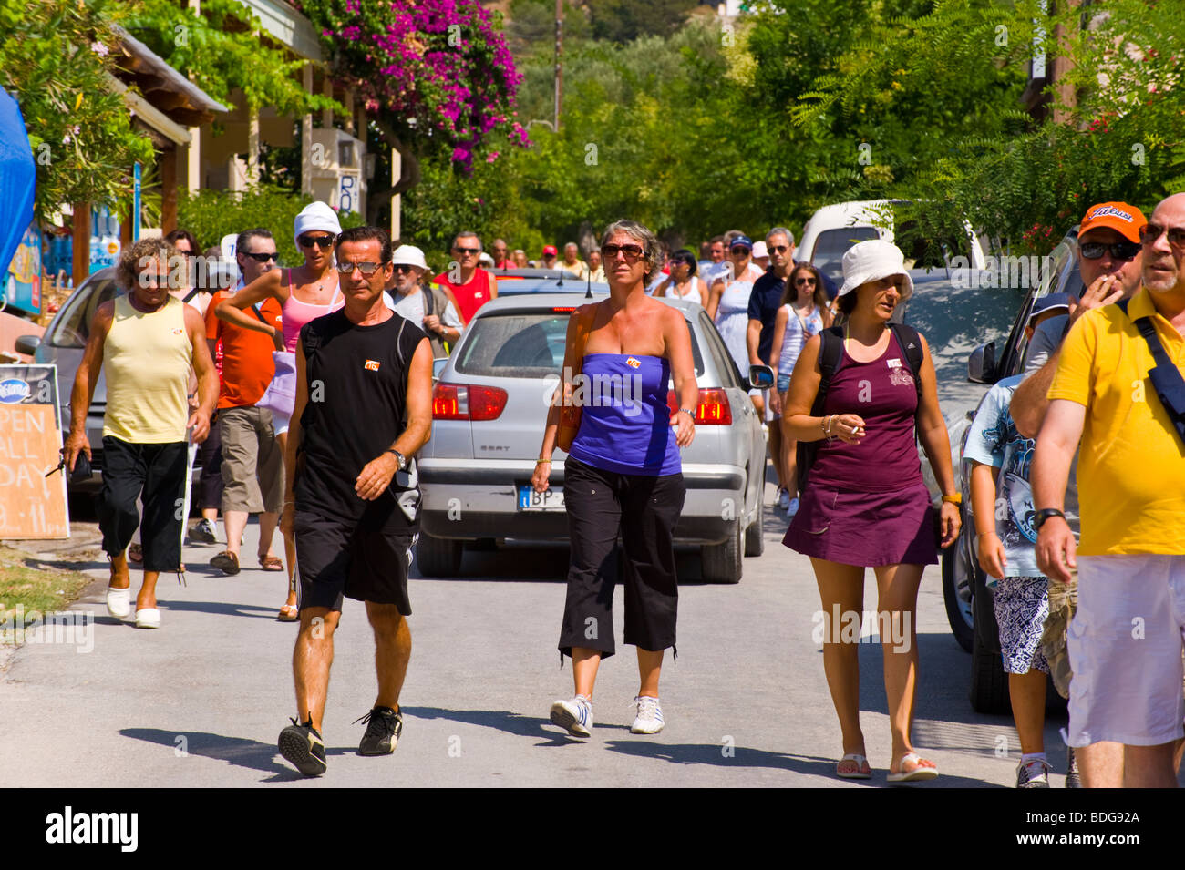 Organisierten Reisegruppe Wandern durch malerische Dorf Assos auf der griechischen Mittelmeer Insel von Kefalonia Griechenland GR Stockfoto