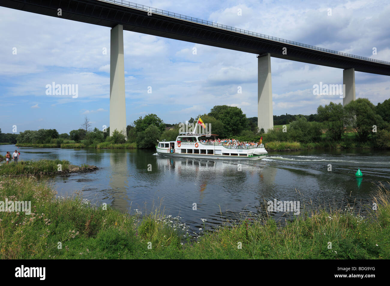 Route der Industriekultur, Ausflugsdampfer der Weissen Flotte Unter der Mintarder Ruhrtalbruecke in Mülheim an der Ruhr, Ruhrgebiet, Nordrhein-Westfa Stockfoto