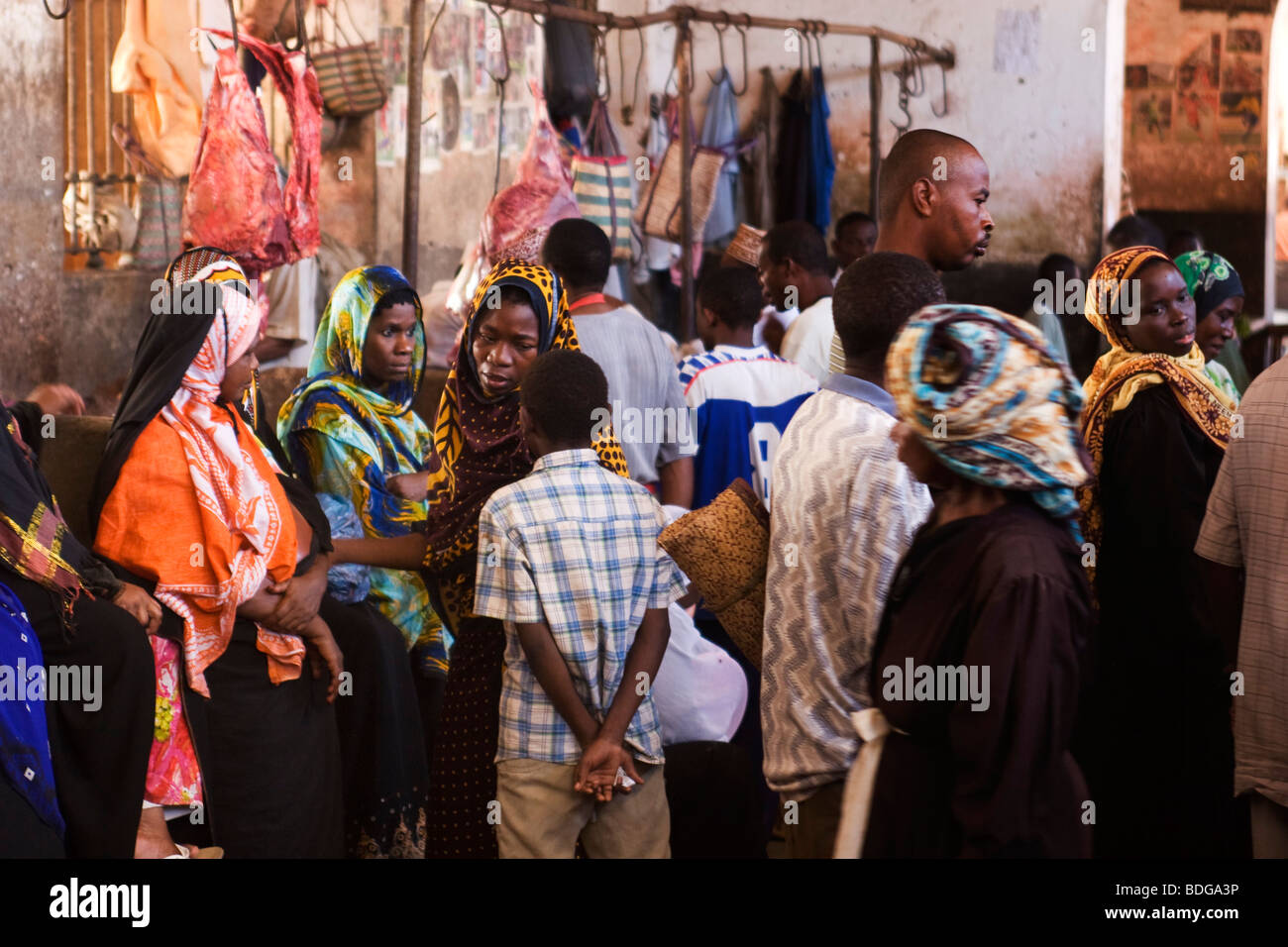 Einheimischen versammeln, um Fleisch und Fisch am Hauptmarkt in Stone Town zu kaufen. Stockfoto