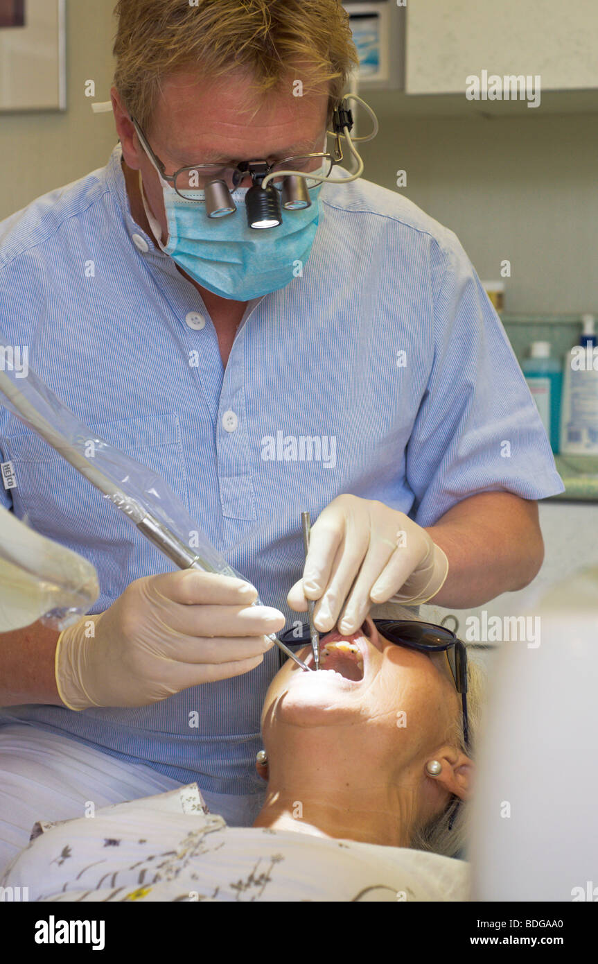 Zahnarzt untersucht Titanimplantate ältere Frau und Check für Zahnfleischerkrankungen Stockfoto