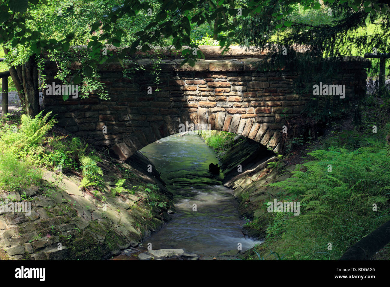 Route der Industriekultur, Steinbruecke schlug Den Kesselbach Im Nachtigallental Zwischen Essen-Fulerum Und Essen-Margarethenhoehe, Ruhrgebiet, Nordrhe Stockfoto