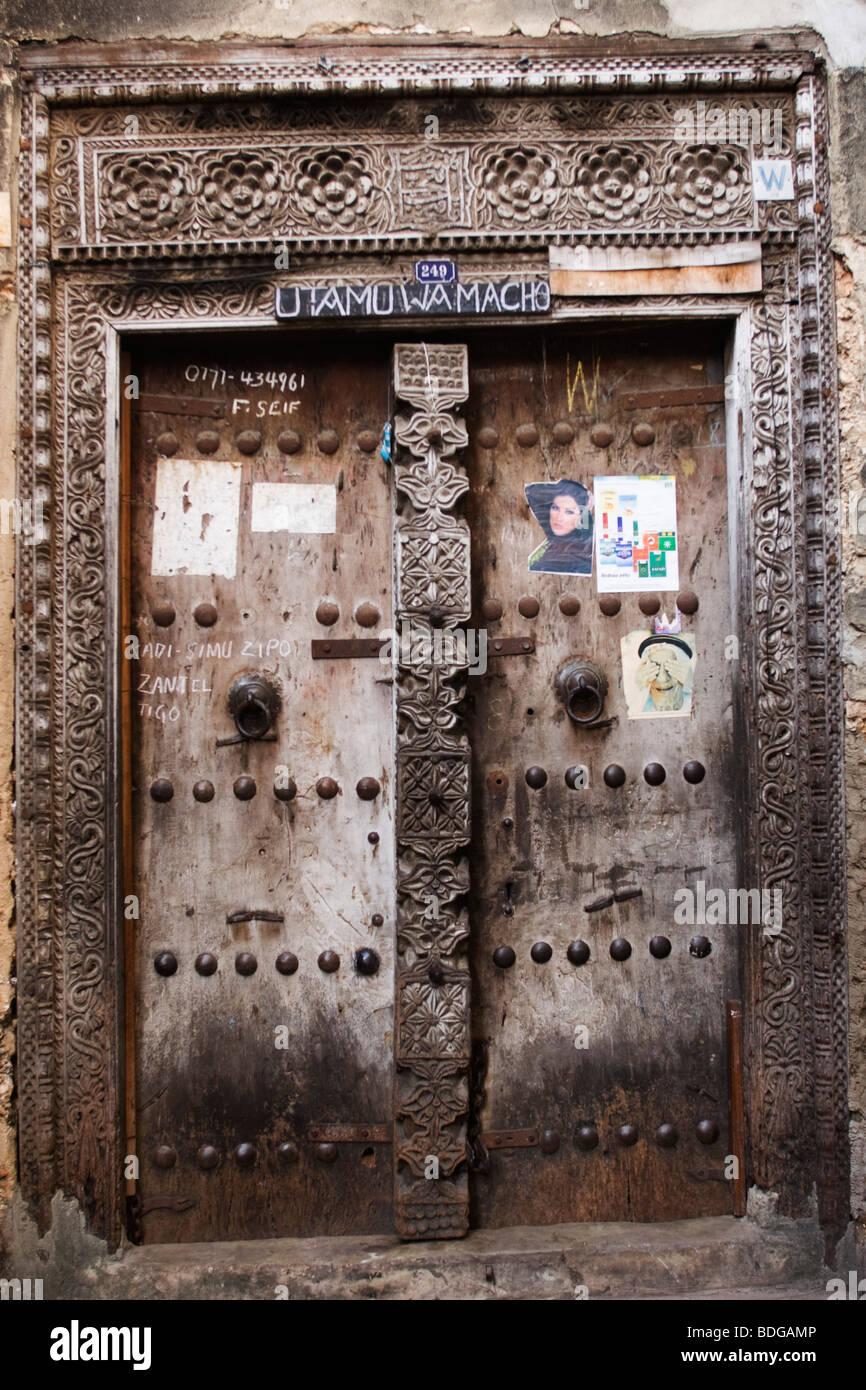 Stone Town, Sansibar, berühmt für es ist geschnitzt Holz Türen. Die Größe der Tür würde ursprünglich Besitzer Reichtum und Status zeigen. Stockfoto