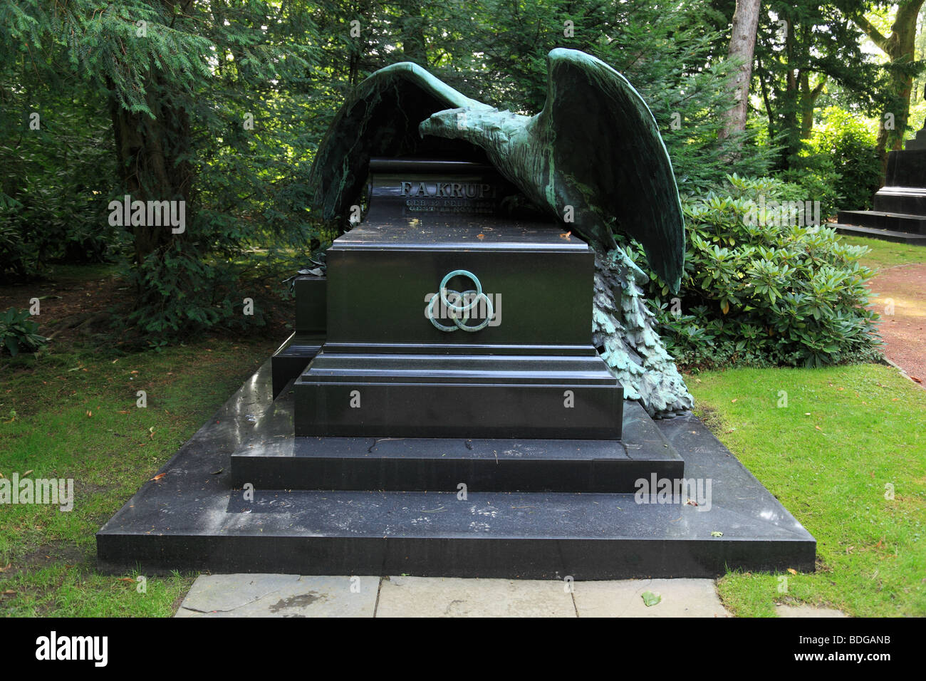 D-Essen, Ruhrgebiet, NRW, D-Essen-Bredeney, städtischen Friedhof Bredeney, Friedrich Alfred Krupp, Krupp Friedhof, Familienfriedhof der Familie Krupp, der Industriellenfamilie, Grab von Friedrich Alfred Krupp, Skulptur, Adler, Route der Indust Stockfoto