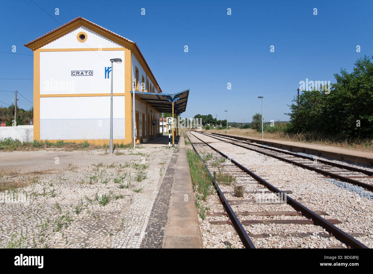 Bahnhof in Crato deaktiviert. Eines der vielen deaktivierten Bahnhöfen innen Portugal (Alentejo). Stockfoto