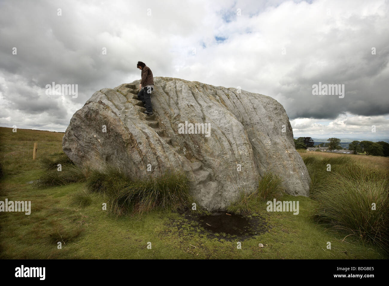 Die großen Stein, der großen Stein von Fourstones, bedeckt in Antike und moderne Graffiti, Tatham Fells, Lancashire. Stockfoto