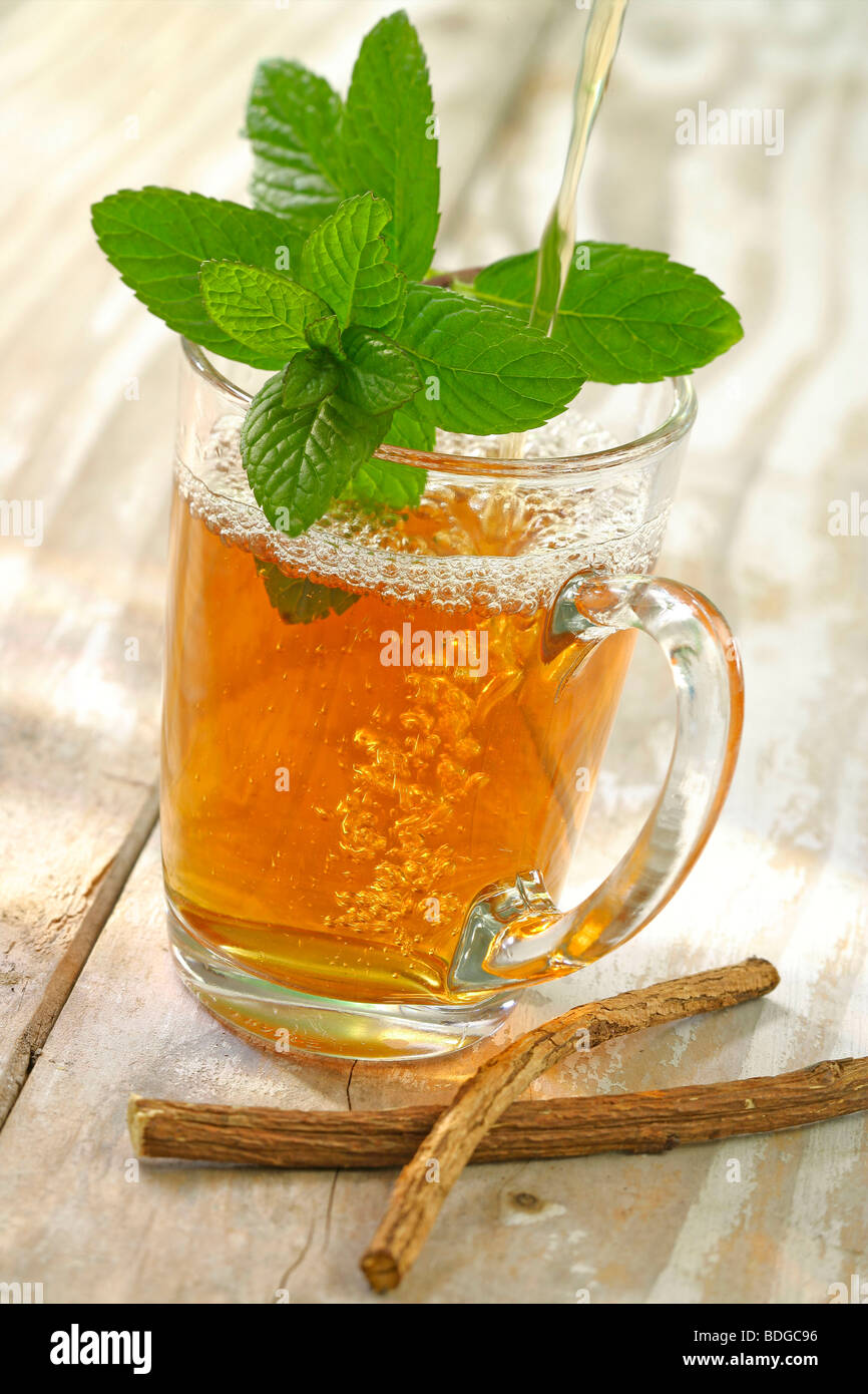 KRÄUTERTEE Stockfoto