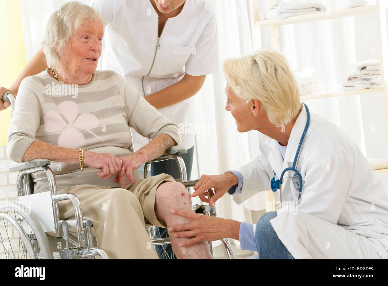 ÄLTERE HOSP. PATIENT W. ARZT Stockfoto