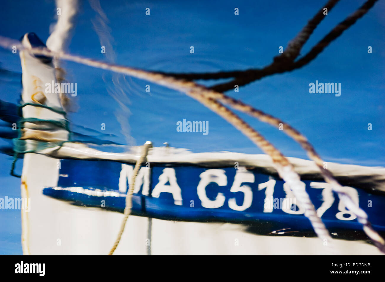 Die Reflexion von einem traditionellen Fischerboot in der Marina in la Ciotat Stockfoto