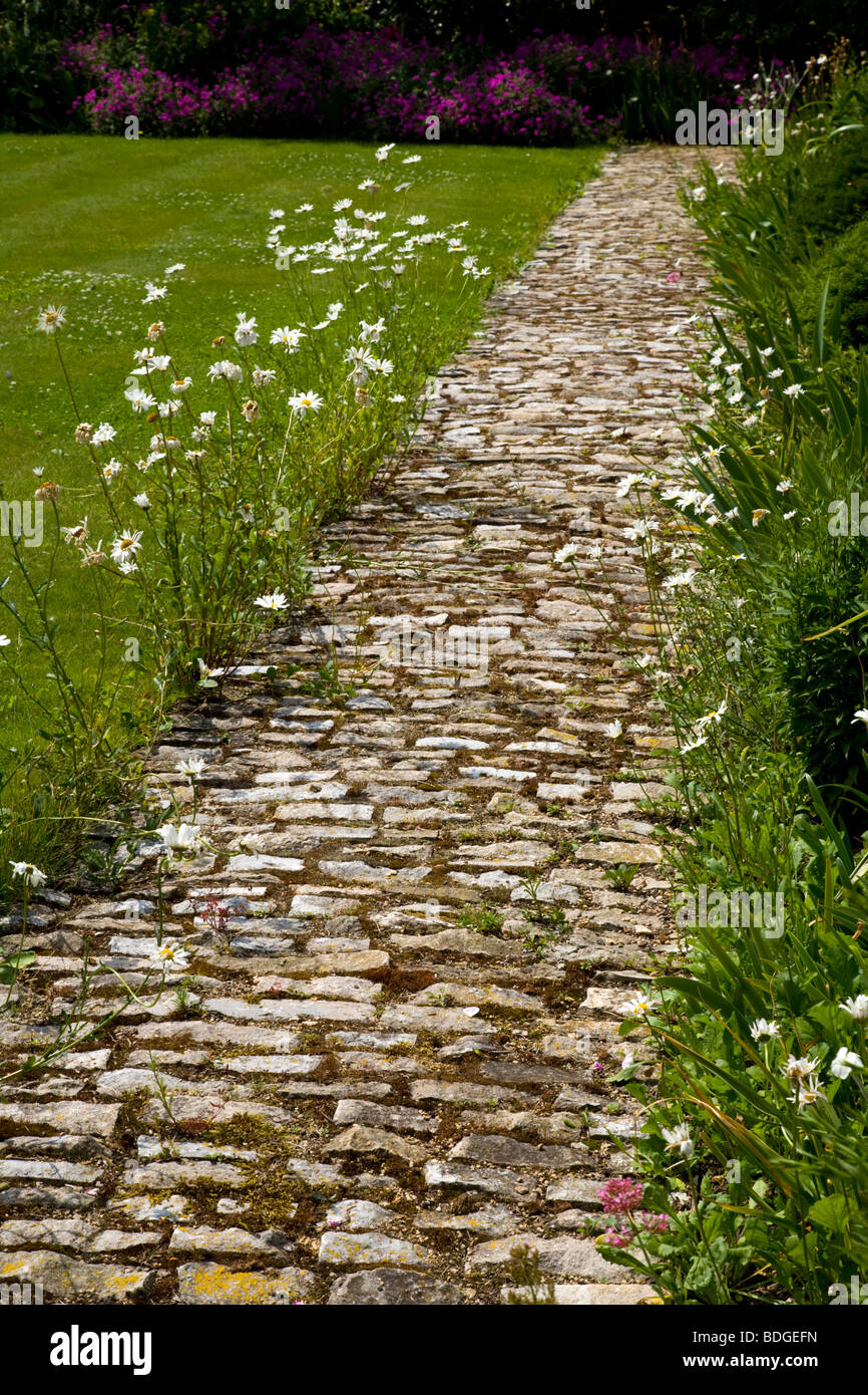 Englischer Garten Weg mit Blumen und Rasen Boarder, Oxfordshire, England Stockfoto