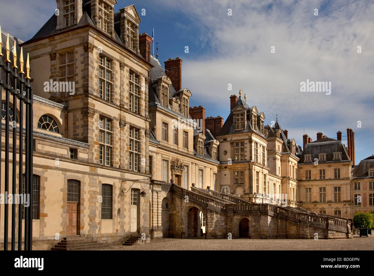 Weißes Pferd Hof und West Fassade des Schlosses Fontainebleau, Paris, Frankreich Stockfoto