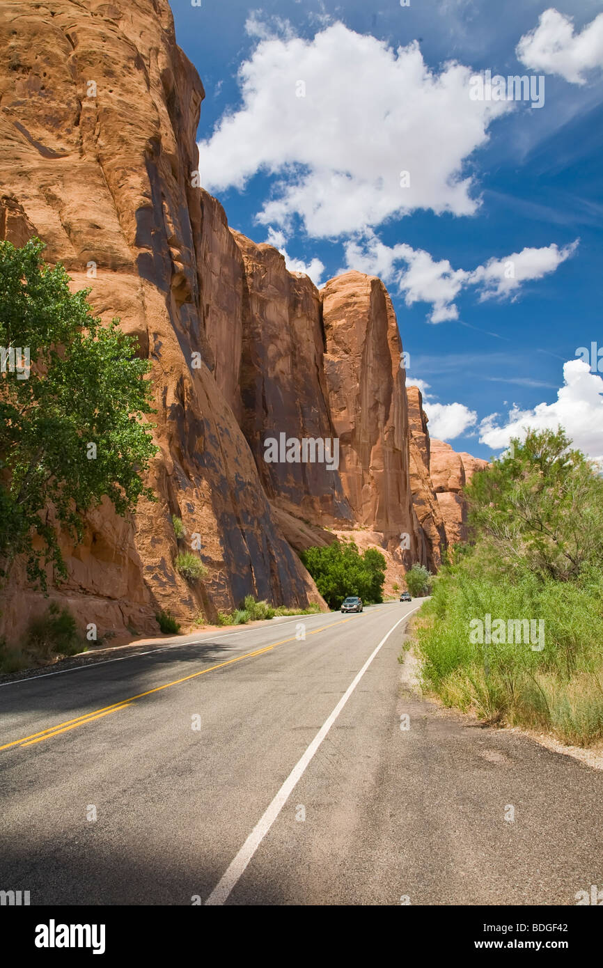 Rote Felsen entlang Route 279 entlang dem Kolorado Fluß außerhalb Moab Utah Stockfoto