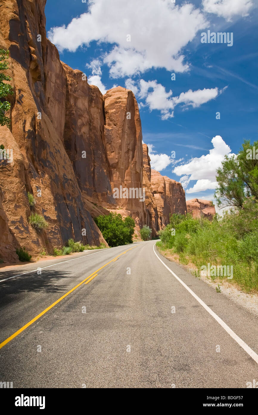 Rote Felsen entlang Route 279 entlang dem Kolorado Fluß außerhalb Moab Utah Stockfoto