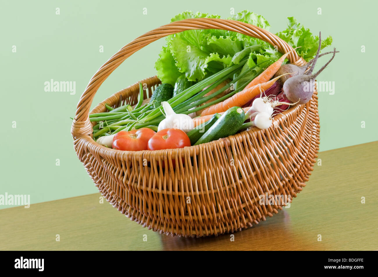 Gemüse im Korb auf Tisch Stockfoto