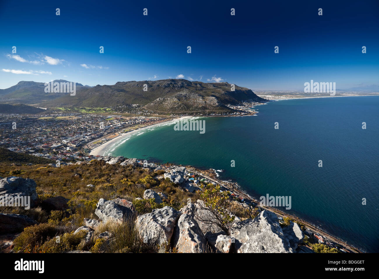 Blick auf False Bay von Elsies Peak, Glencairn, Kapstadt, Südafrika Stockfoto