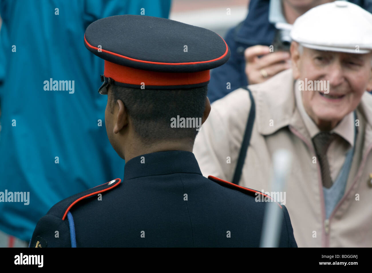 Lanze-Obergefreites Johnson Gideon Beharry VC wird von Menschen in Tunbridge Wells begrüßt. Stockfoto