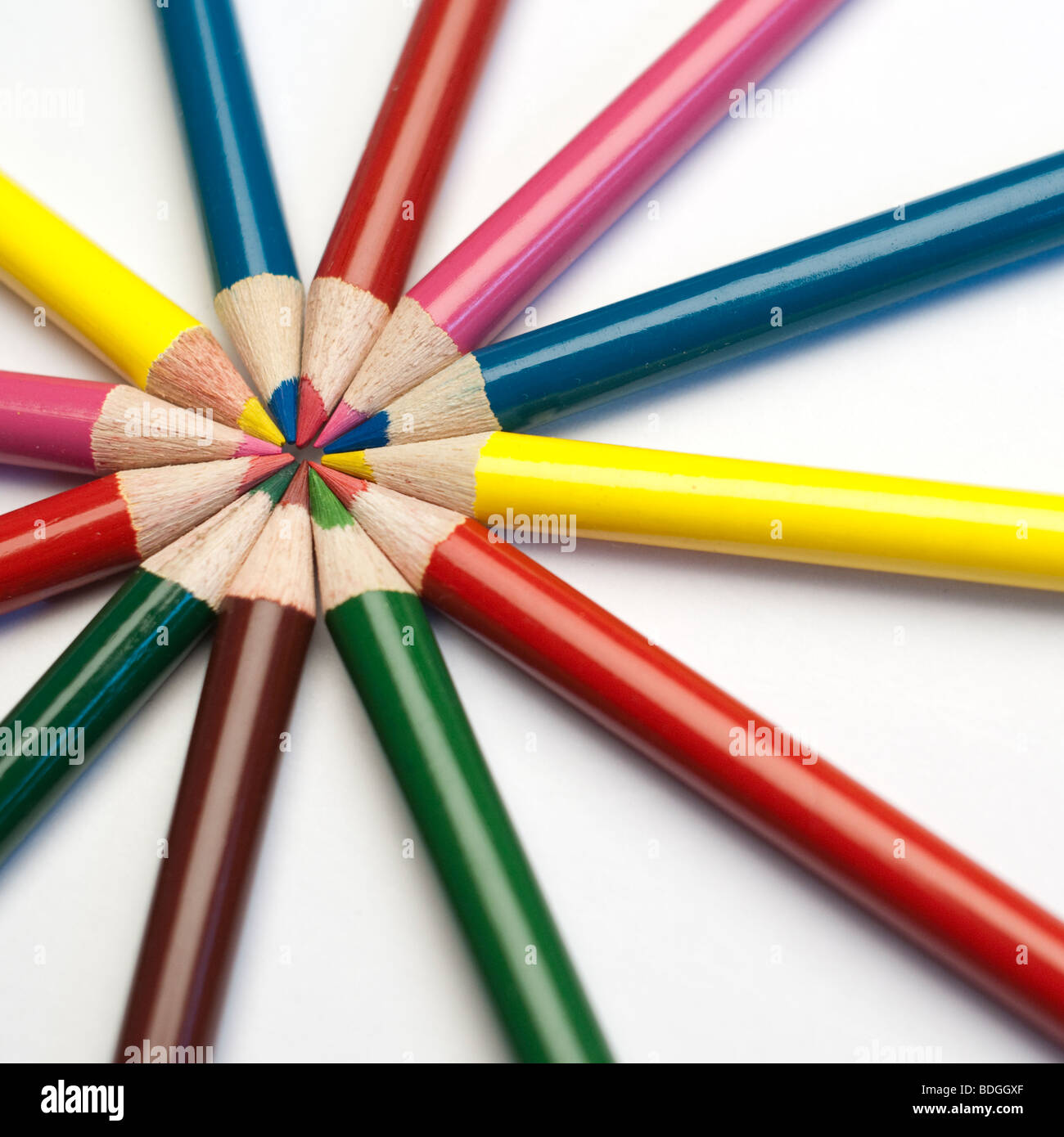 Buntstifte in einem Kreis angeordnet. Stockfoto