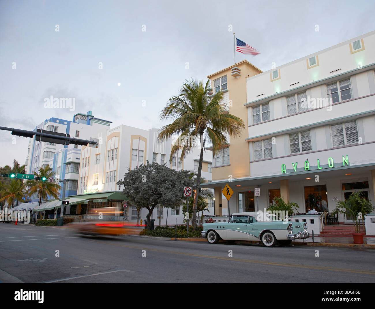 Taxi fahren, vorbei an einem klassischen Art-Deco-Auto parkten außerhalb Avalon am Ocean Drive South Beach in Florida Stockfoto