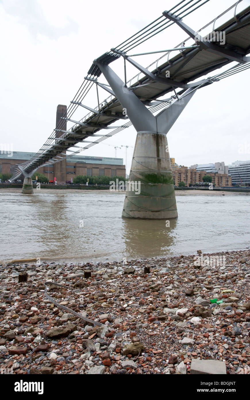Der Millennium Bridge in London von der Themse Vorland bei niedrigem Wasserstand Stockfoto