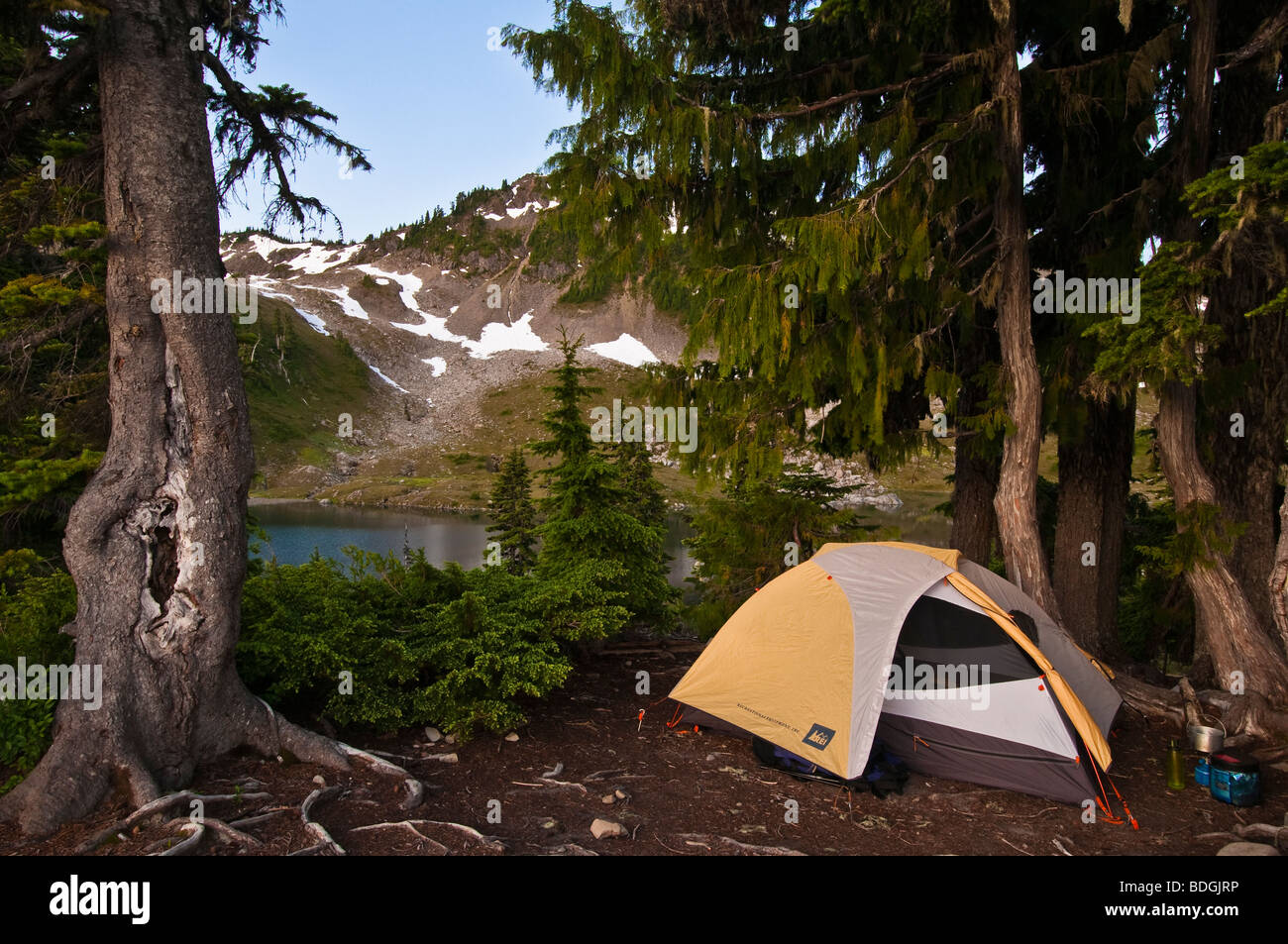 Campingplatz am Mittag-See im sieben-Seen-Becken, Olympic Nationalpark, Washington. Stockfoto