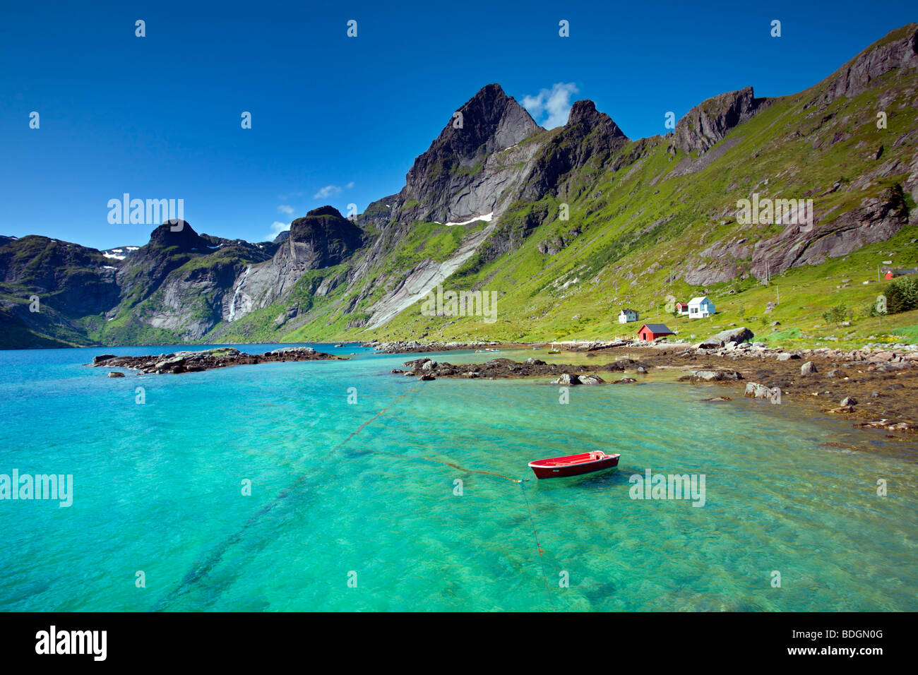 Vindstad Bunes Wanderung: Boot mit Meer und Bergen Stockfoto