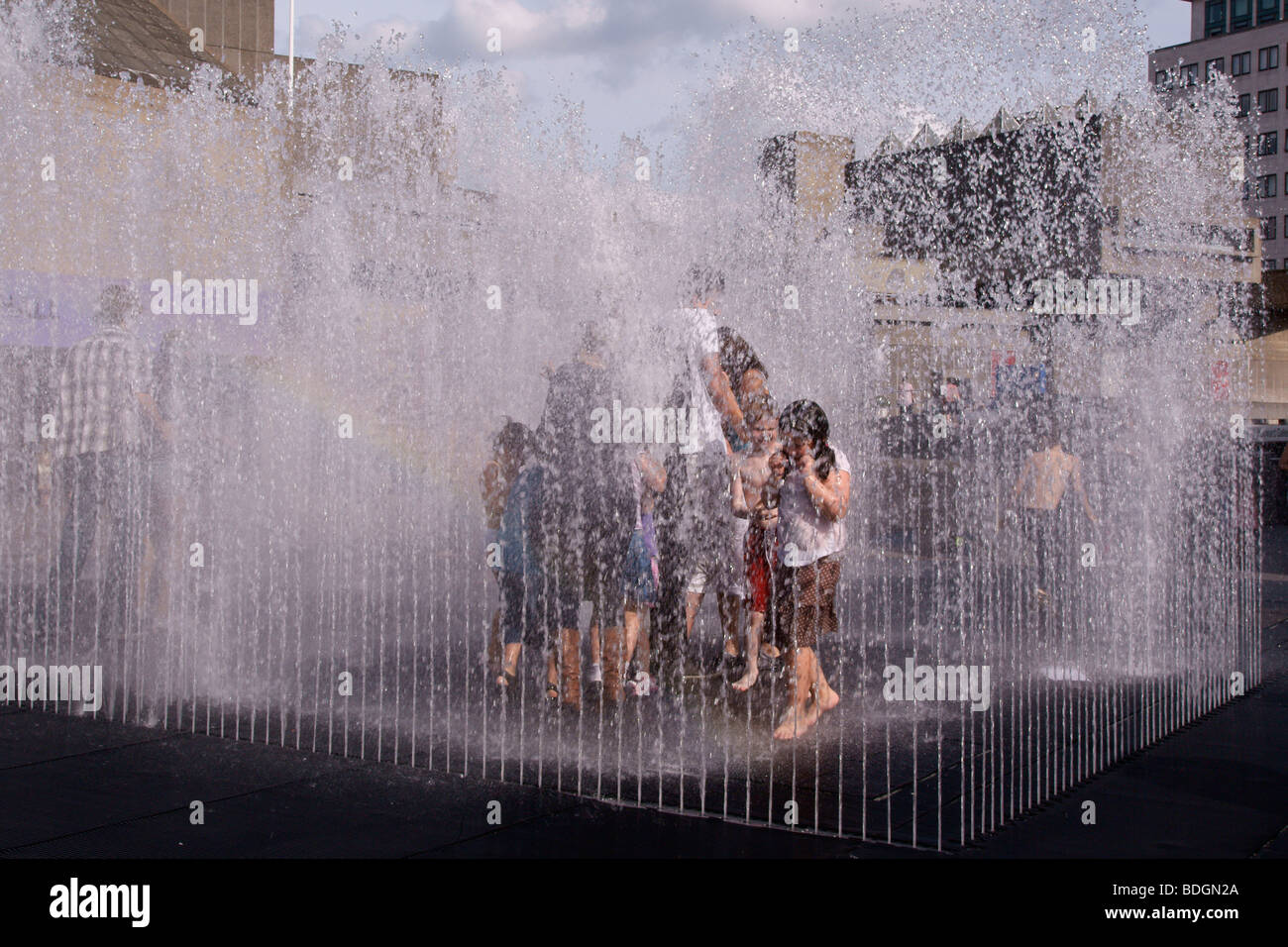 Kinder genießen "Erscheinen Zimmer" Brunnen in der Londoner South Bank an einem heißen Nachmittag im August Stockfoto