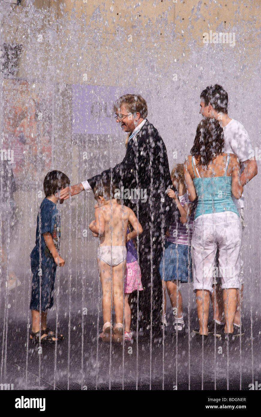 Ein Geschäft geeignet Vater verbindet die Kinder genießen "Erscheinen Zimmer" Brunnen in der Londoner South Bank an einem heißen Nachmittag im August Stockfoto