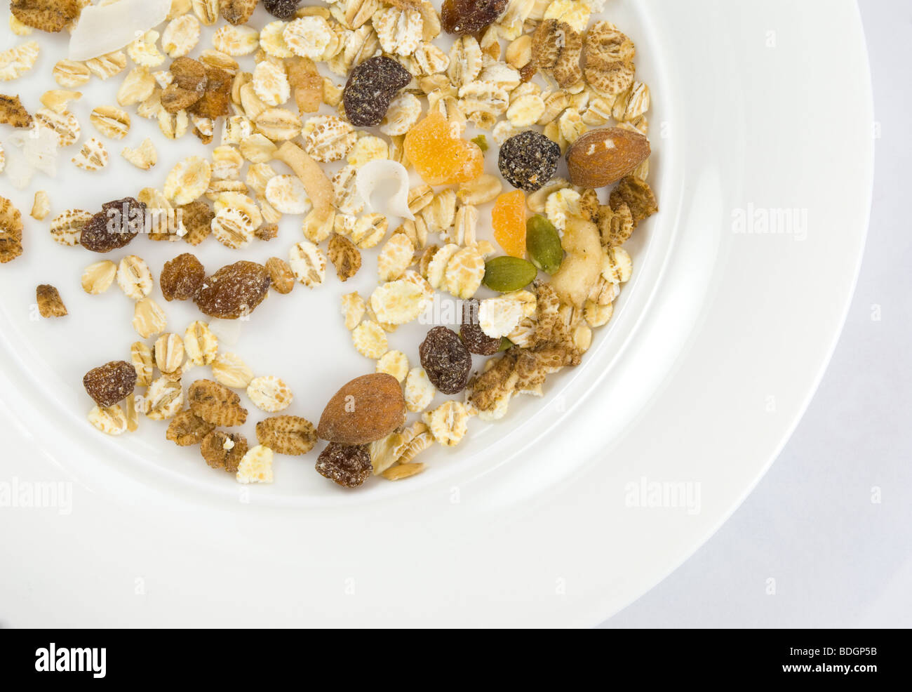 Multi Frucht und Nuss Müsli auf weiße Platte angeordnet Stockfoto