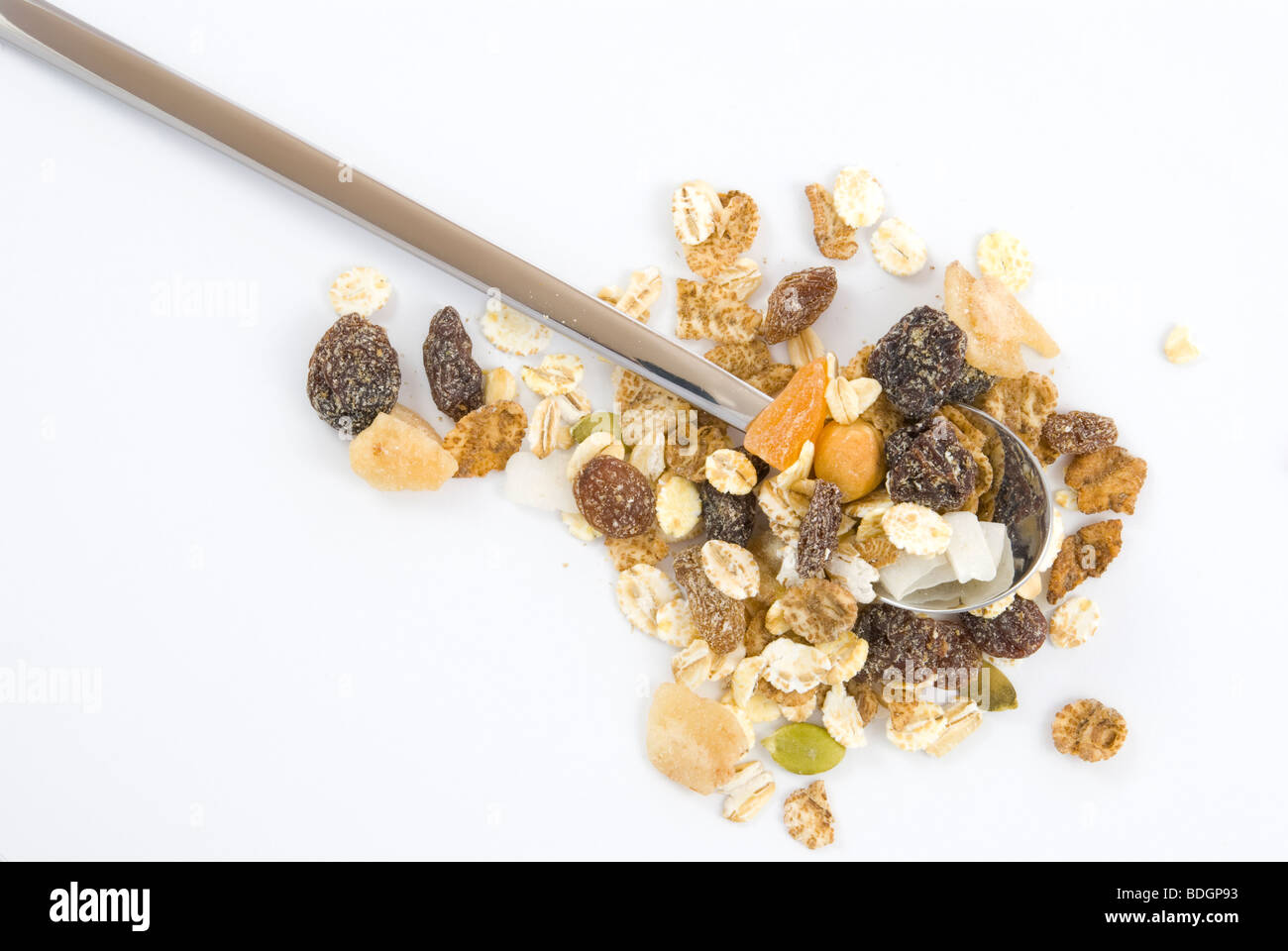Multi Frucht und Nuss-Müsli mit silbernen Löffel auf weißem Hintergrund angeordnet Stockfoto