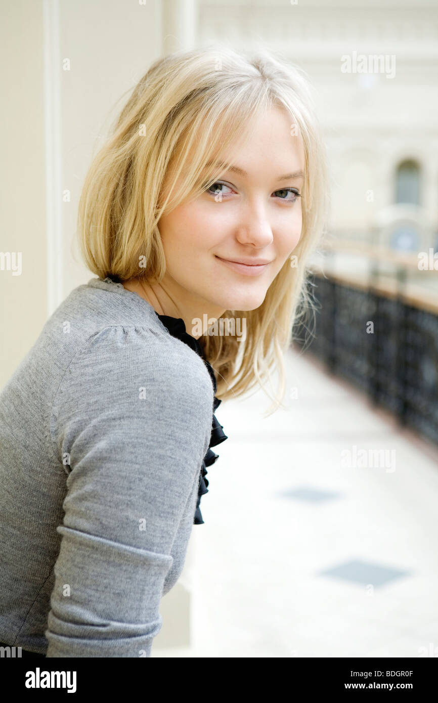 Porträt des jungen lächelnde Frau in guter Stimmung Stockfoto