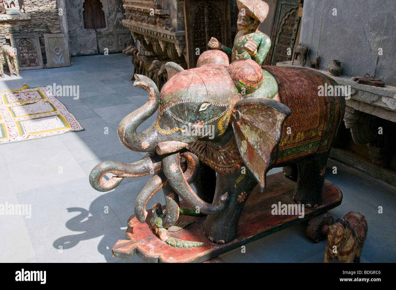 Antiquitäten, Verkauf, Fuß von Udaipur Stadtschloss, Udaipur, Rajasthan, Indien Stockfoto