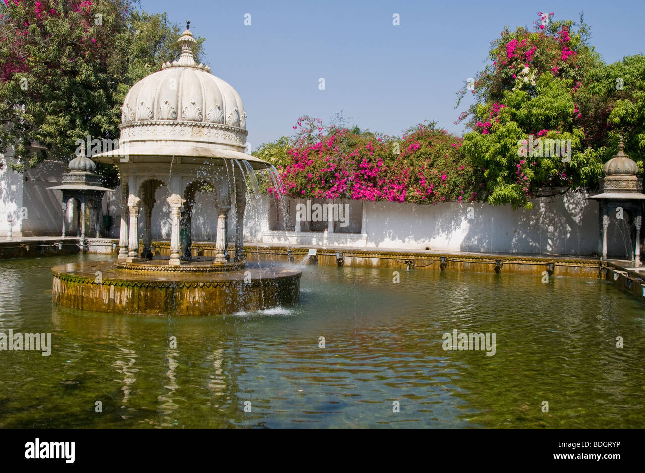 Gärten der Maids Of Honour, schwarzen Marmor Kioske, schmücken die eckiger Pool am Eingang, Sahelion k Bari, Udaipur, Rajasthan, Indien Stockfoto