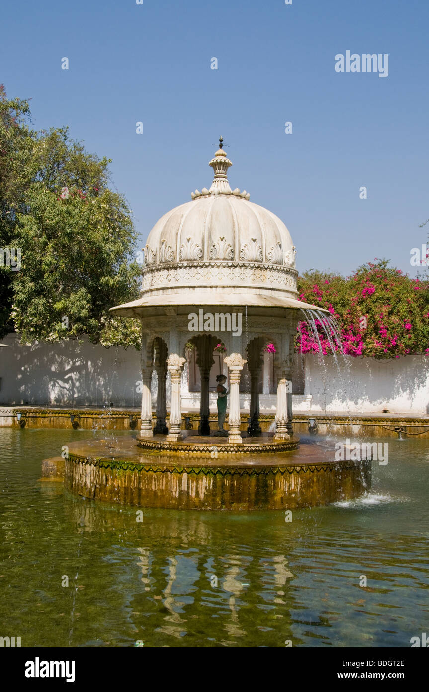 Gärten der Maids Of Honour, schwarzen Marmor Kioske, schmücken die eckiger Pool am Eingang, Sahelion k Bari, Udaipur, Rajasthan, Indien Stockfoto